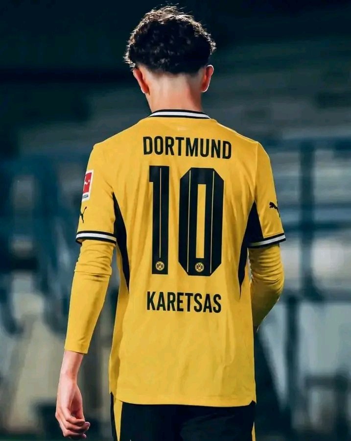 🚨🟡⚫ EILMELDUNG: Konstantinos Karetsas steht offenbar unmittelbar vor seinem offiziellen Wechsel zu Borussia Dortmund! Berichten zufolge hat das Top-Talent einen Fünfjahresvertrag unterschrieben. Die offizielle Bestätigung wird in Kürze erwartet. Kann der junge Star die hohen Erwartungen erfüllen und Dortmunds Zukunft entscheidend prägen? Die Spannung unter den Fans steigt von Minute zu Minute!